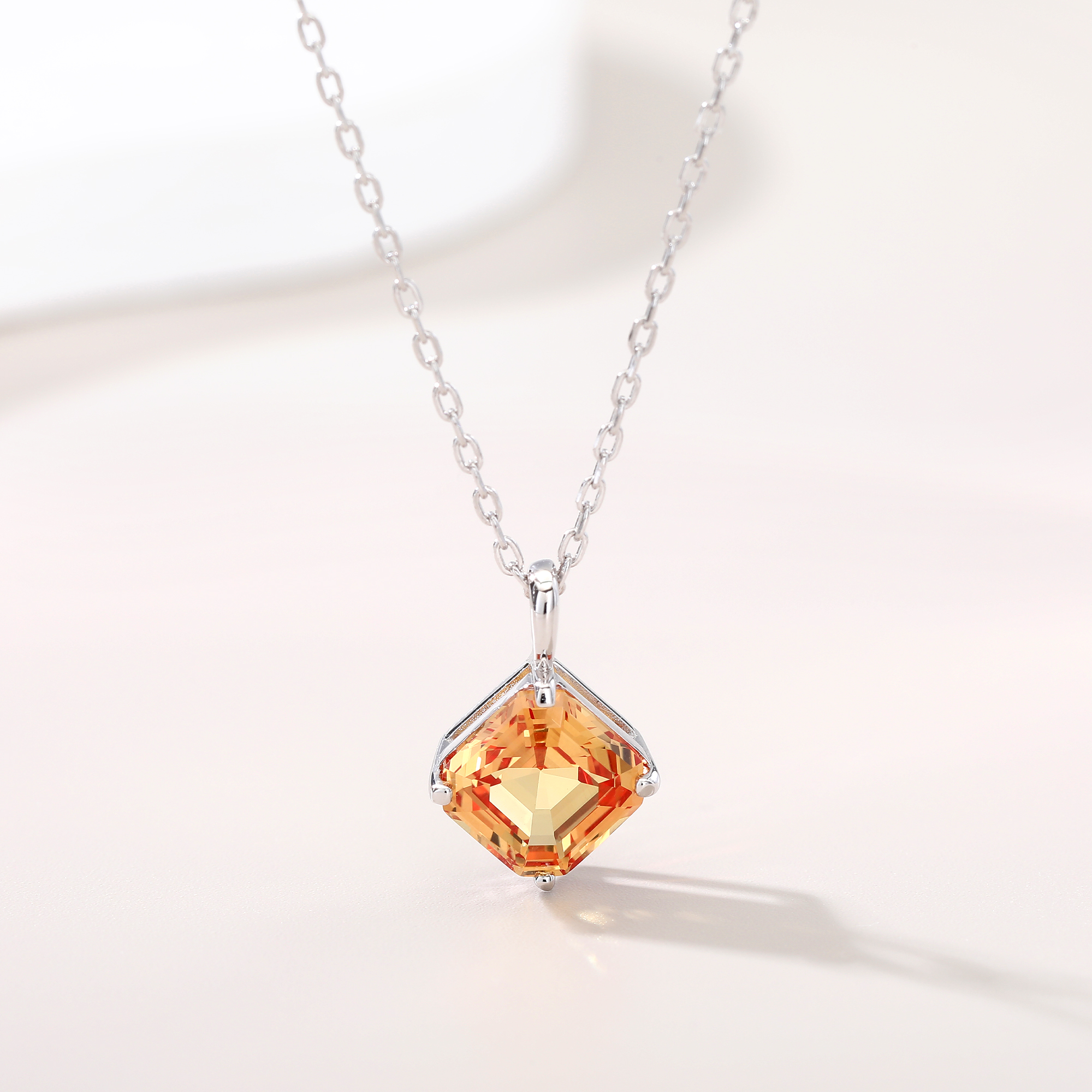 Bezel-Set Diamond-Shaped Small - Bezels Set Pendant recensie en prijs